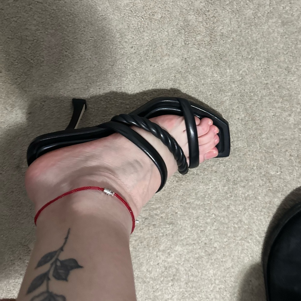 Jimmy Choo
Diosa Leather Three Band Sandals